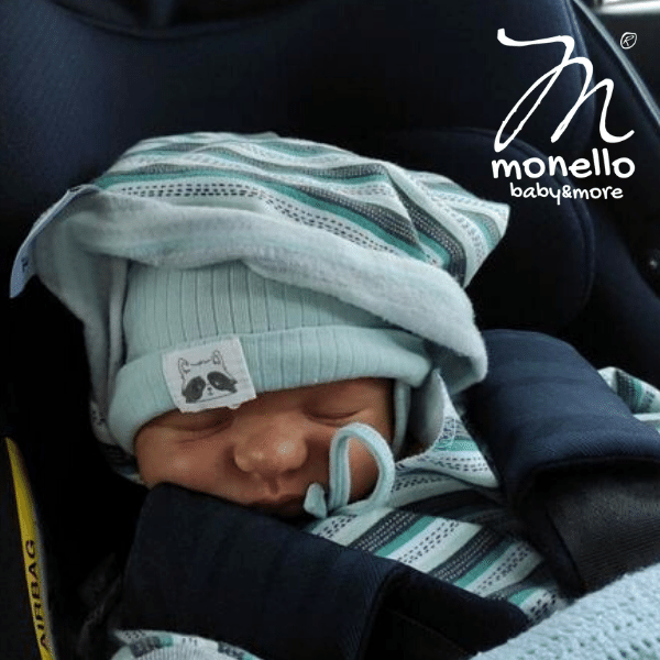 Nyári Kiscsillag Monello baba alszik autósülésben